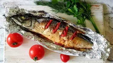 Скумбрия, запеченная с помидорами