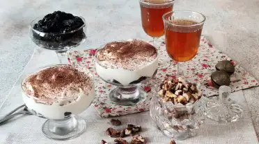Чернослив с орехами в сметане